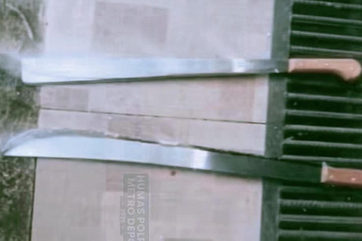 Dua bilah parang yang diduga digunakan dalam aksi kekerasan melibatkan pejabat tinggi PLN di Depok.