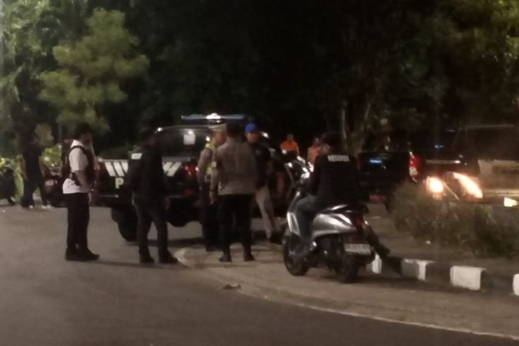 Polsek Kawasan Pelabuhan Benoa bersama instansi terkait (InkaIt) menggelar patroli gabungan pada Sabtu malam (22/11/2025).