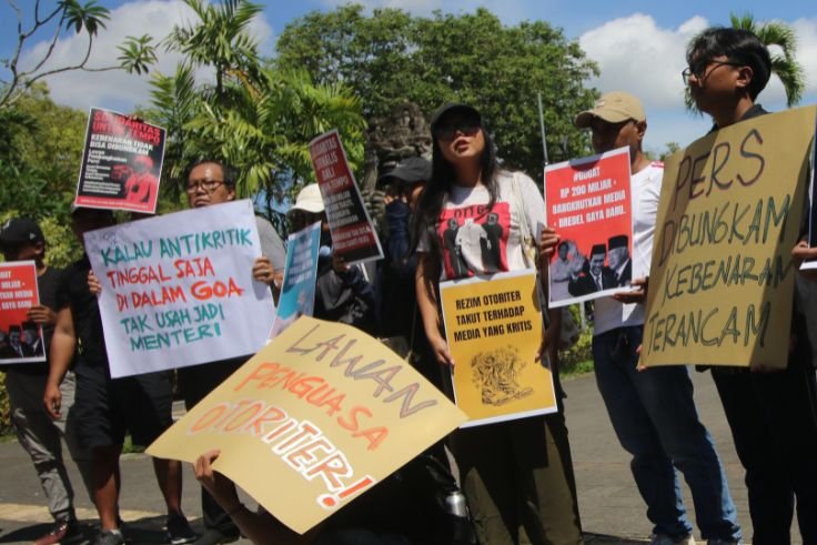 Jurnalis dan masyarakat sipil berkumpul di Lapangan Renon untuk menyuarakan dukungan terhadap Tempo dalam aksi solidaritas SJB.