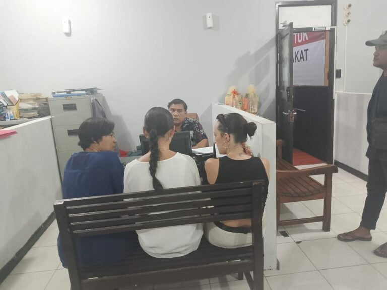 Turis Rusia bernama Rebecca melapor ke Polsek Kuta setelah merasa menjadi korban pemerasan oleh seorang sopir taksi di Bali.