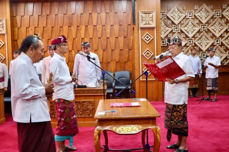 Gubernur Bali Wayan Koster melantik I Kadek Mudarta sebagai Kepala Dinas Perhubungan Provinsi Bali di Gedung Kertha Sabha, Denpasar, Kamis (31/10/2025).