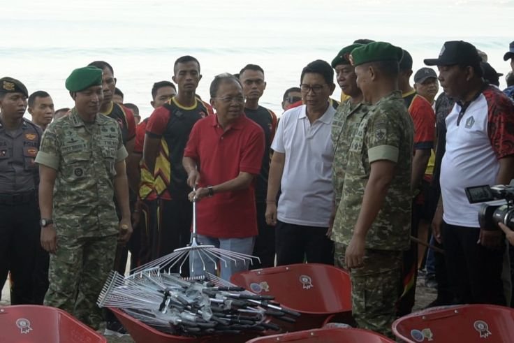 Gubernur Bali Wayan Koster memimpin Apel Kesiapan Penanganan Sampah di Pantai Kuta, Minggu (2/11).