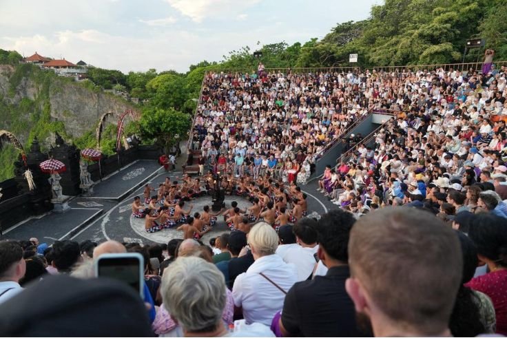Atraksi Tari Kecak di Bali menjadi salah satu pengalaman budaya yang dinikmati peserta famtrip asal India dalam kunjungan mereka ke Pulau Dewata. (Foto: Dok Kemenpar)