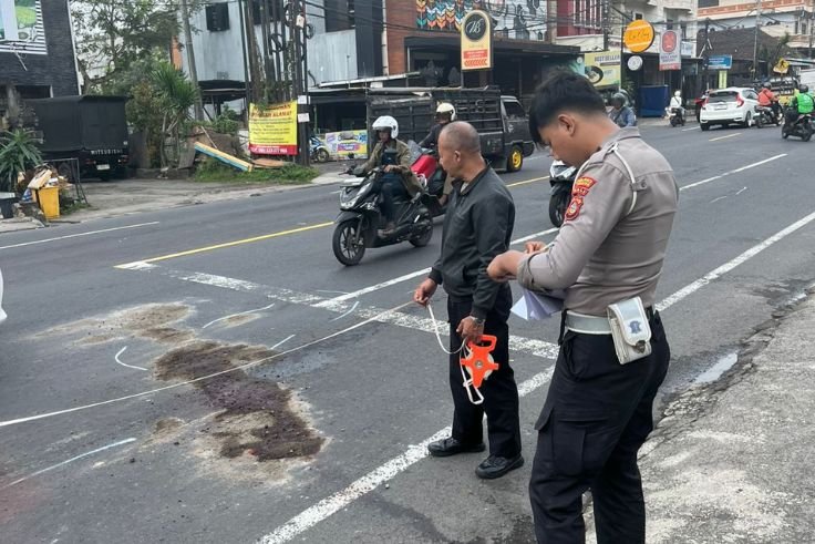 Petugas kepolisian melakukan olah TKP di lokasi kecelakaan maut di Desa Abiantuwung, Kediri, Tabanan.