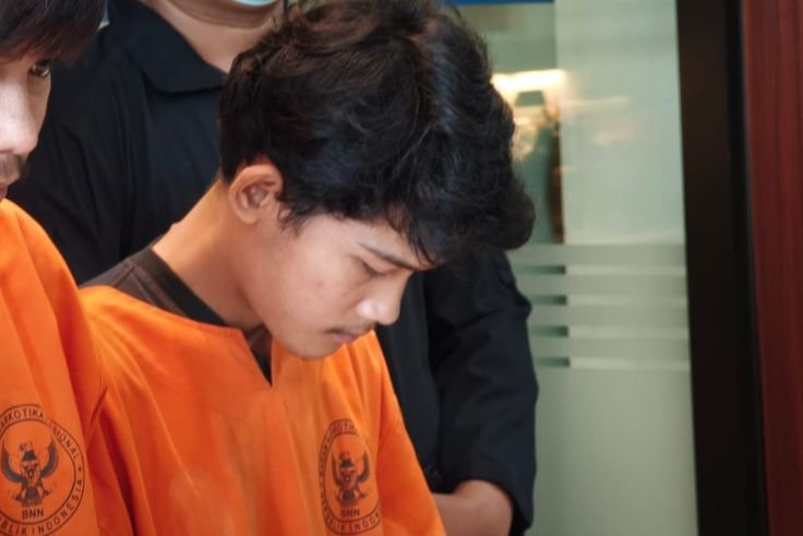 AR tertunduk lesu saat kasusnya diungkap BNNP Bali.