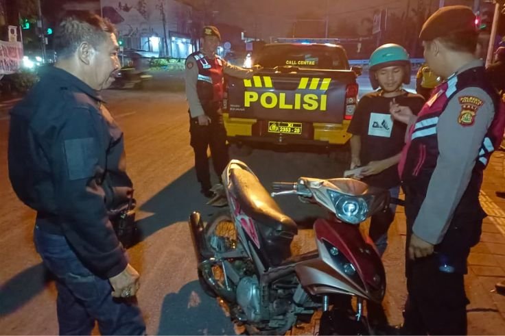 Petugas Polsek Denpasar Selatan melakukan razia kendaraan di kawasan By Pass Ngurah Rai pada Minggu dini hari.