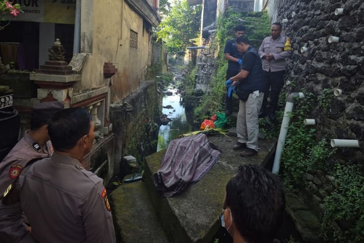 Petugas mengevakuasi jenazah pria lansia yang ditemukan tewas di Sungai Tukad Guming, Denpasar Timur, Sabtu (8/11).