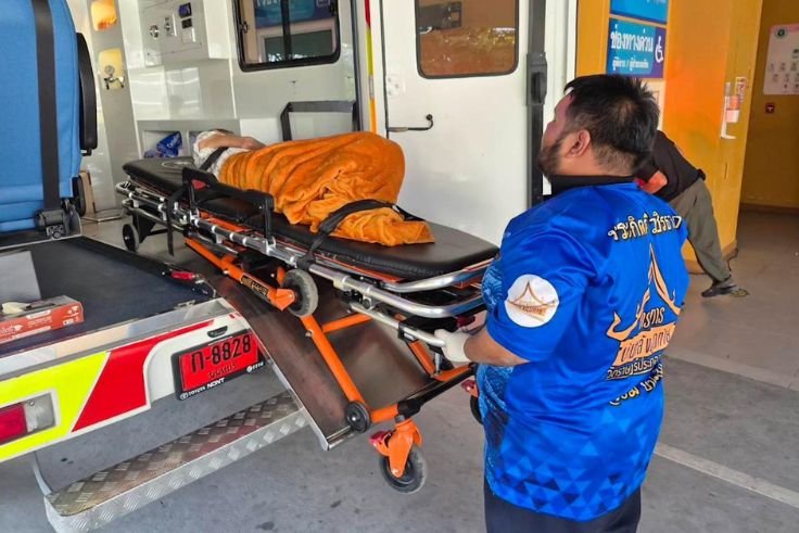 Proses evakuasi perempuan lansia dari dalam peti setelah terdengar ketukan yang mengejutkan. (Foto: Wat Rat Prakhong Tham via AP)