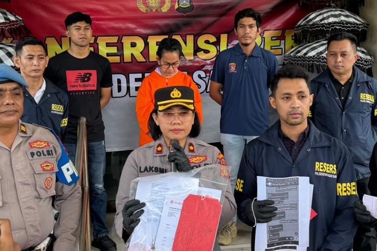 Pelaku Maharani Aisyah Rasyid dihadirkan saat rilis di Mapolsek Denpasar Barat.