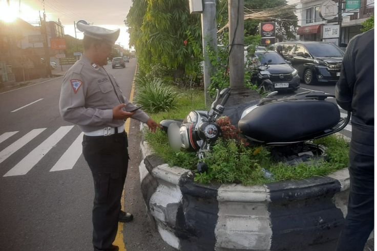 Kondisi motor usai ditabrak truk mixer di kawasan TL Tirtanadi, Denpasar Selatan. (Istimewa)