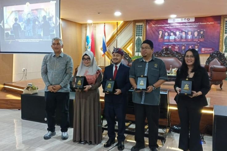 Foto bersama usai konferensi internasional ICCHR 2025 di Ganesha Hall.