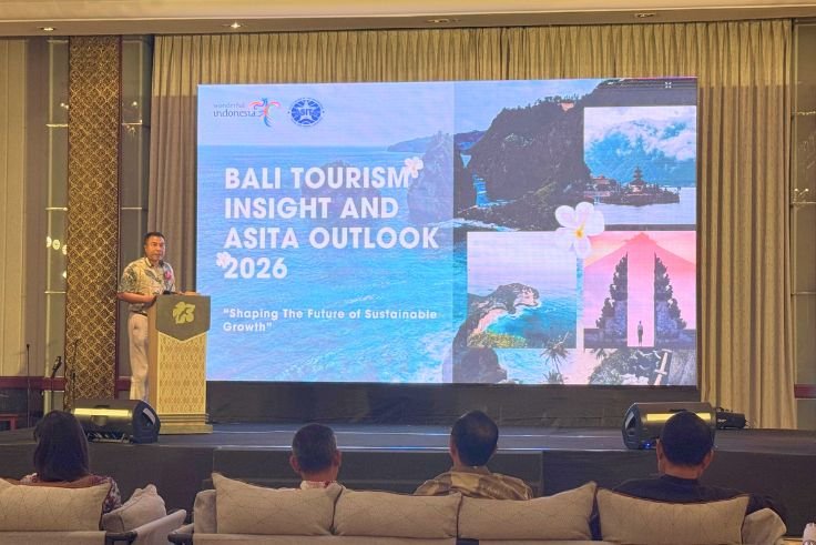 Ketua ASITA Bali, I Putu Winastra saat pemaparan dalam rangkaian 2nd ASITA Year End Gathering 2025 di Nusa Dua.