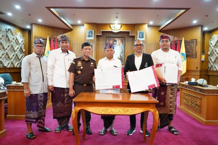 Penandatanganan kerja sama pemanfaatan tanah Pemprov Bali dengan PT BDL di Gedung Kertasabha, Denpasar, Kamis (11/12).