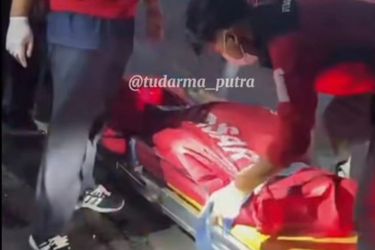 Petugas PMI Kota Denpasar mengevakuasi jenazah korban kecelakaan tunggal di Simpang Buagan, Denpasar Barat, Sabtu (20/12) dini hari.