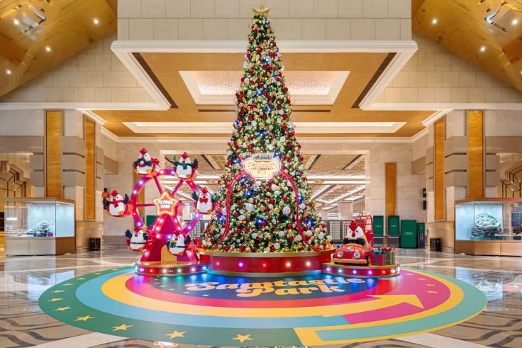 The Samtastic Ferris Wheel and a towering 7-metre Christmas tree illuminate the resort.