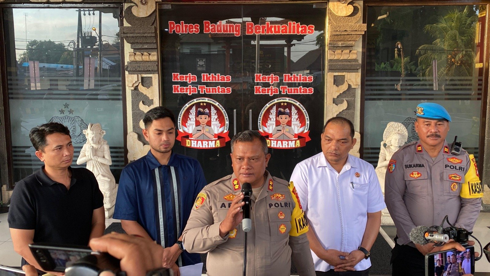 Kapolres Badung AKBP M Arif Batubara saat menyampaikan rilis di Mapolres Badung, Jumat (5/12).
