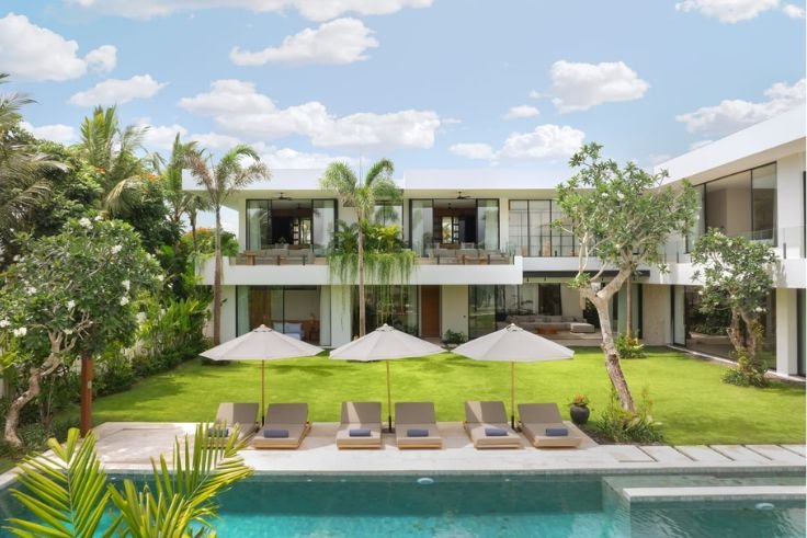 Villa Amita, for up to 18 guests in seven bedrooms and bathrooms, surrounded by rice fields in Kerobokan.