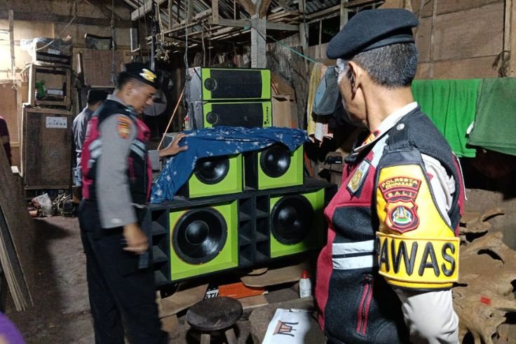 Petugas kepolisian saat mendatangi lokasi pemutaran musik keras menyerupai sound horeg di Jalan Sanak Dalem, Denpasar.