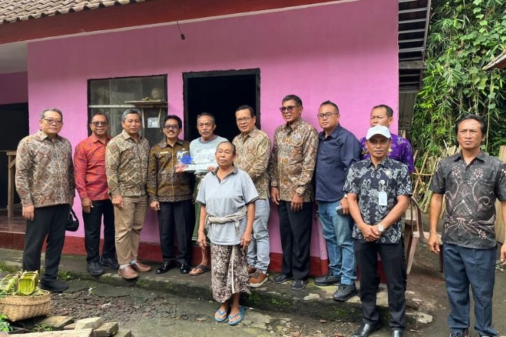 Penyerahan rumah hasil program bedah rumah ASITA Bali kepada keluarga Made Suardana di Desa Pegubugan Seduda, Karangasem.