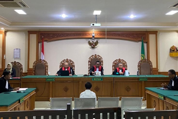 I Gede Putu Pastika Wisnawa mengikuti sidang pembacaan putusandi Pengadilan Tipikor Denpasar, Kamis (18/12).