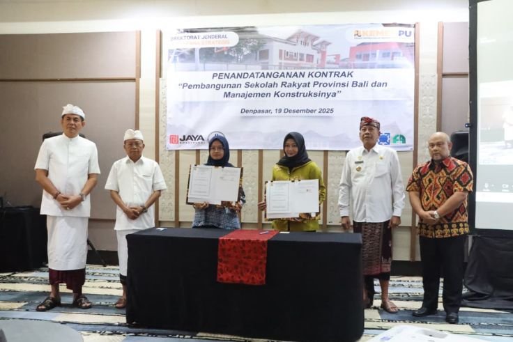 Gubernur Bali Wayan Koster menyaksikan penandatanganan kontrak pembangunan Sekolah Rakyat di Karangasem.