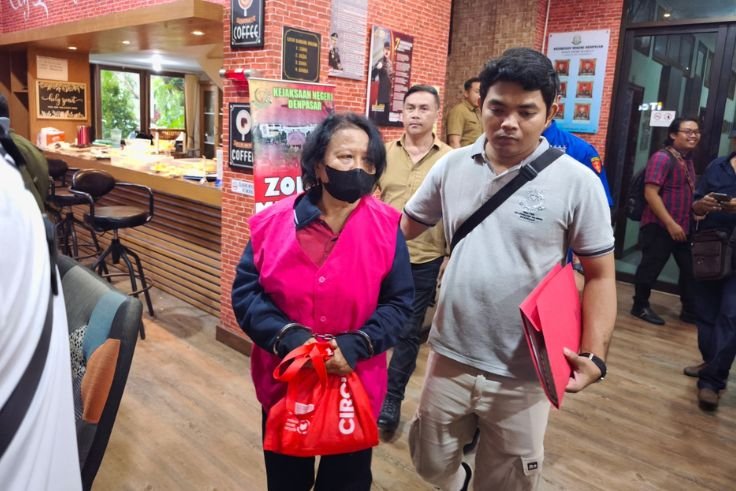 Tersangka NYS digiring petugas Kejaksaan Negeri Denpasar usai ditetapkan sebagai tersangka korupsi dana hibah Formi Kota Denpasar.