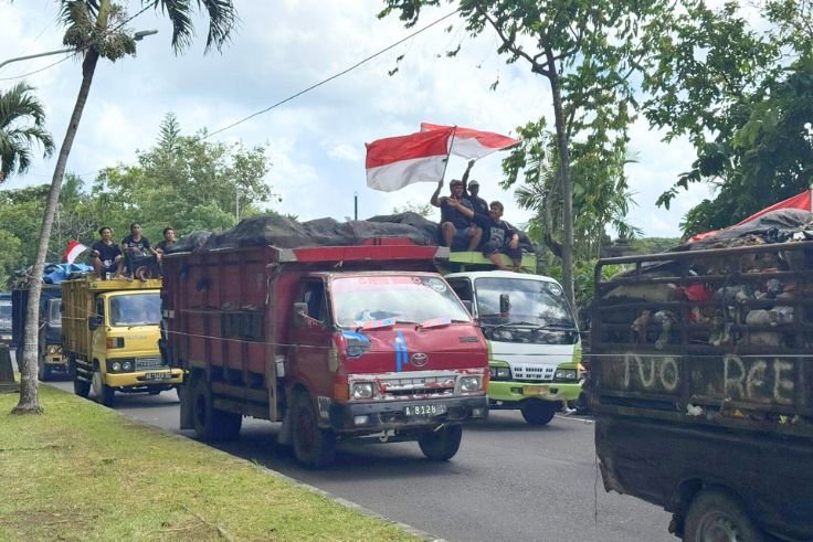 Truk-truk sampah mulai berkumpul di depan kantor Gubernur Bali pada Selasa (23/12).