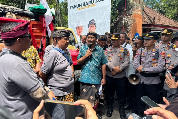 Ketua Forum Swakelola Sampah Bali, I Wayan Suarta saat berorasi.