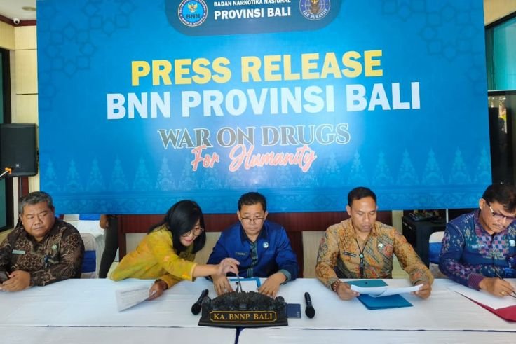 BNNP Bali memaparkan hasil pengungkapan kasus narkotika sepanjang 2025 dalam konferensi pers di Denpasar, Selasa (23/12).