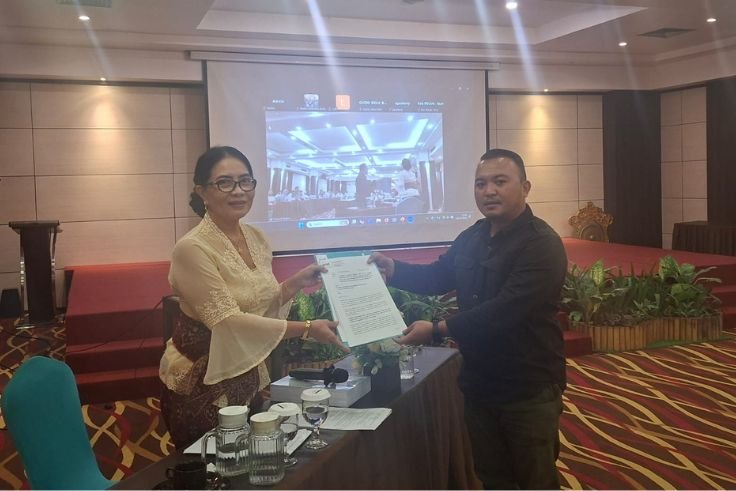 Made Krisna “Bokis” Dinata, Direktur Eksekutif WALHI Bali, menyampaikan penolakan terhadap dokumen ANDAL–RKL RPL pengembangan Finns Beach Club.