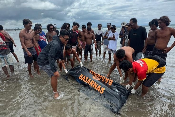 Petugas balawista mengevakuasi jenazah perempuan tanpa identitas yang ditemukan mengapung di perairan Pantai Kuta.
