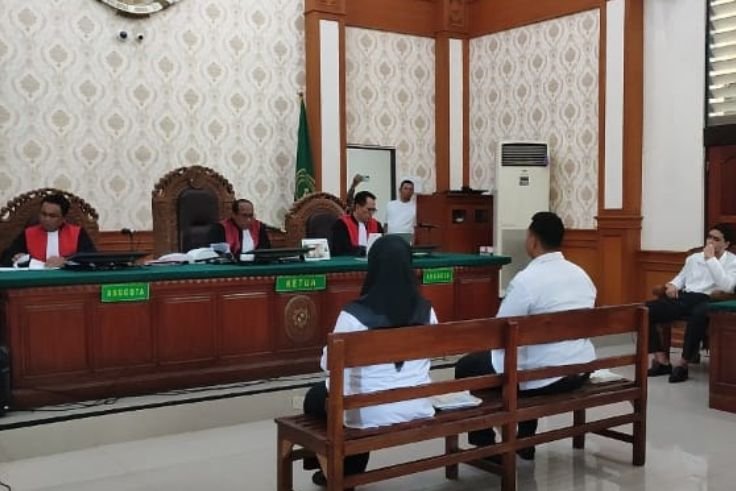 Saksi ahli Labfor Polda Bali memberikan keterangan dalam sidang lanjutan kasus pembunuhan berencana di PN Denpasar, Senin (29/12/2025).