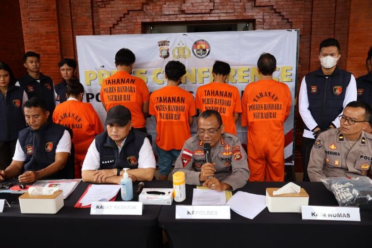 Kelima tersangka dihadirkan bersama barang bukti hasil kejahatan saat konferensi pers di Polres Bandara Ngurah Rai.