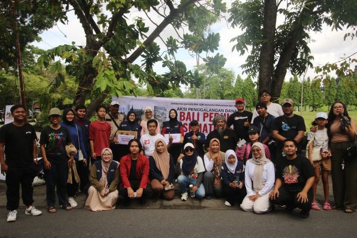 Joni Agung bersama Solidaritas Jurnalis Bali, mahasiswa, dan relawan berpose usai aksi ngamen penggalangan dana “Bali Peduli Sumatera” di CFD Renon.