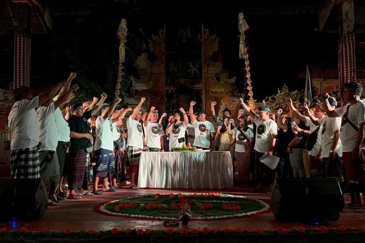 Prosesi pemotongan tumpeng acara 1st Anniversary Forum Perjuangan Driver Pariwisata Bali dan KopJas Perjuangan Pariwisata.