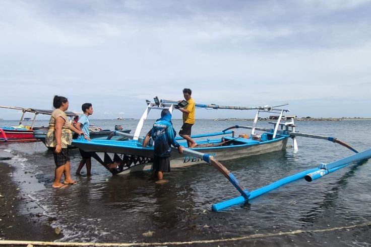 Petugas SAR mengevakuasi tiga nelayan Sumberkima kembali ke Pantai Pegamatan.