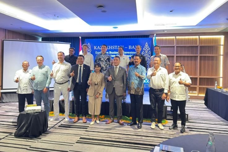 Duta besar dan Konsul Kehormatan Kazakhstan berfoto bersama perwakilan stakeholder industri pariwisata dan bisnis di Bali.