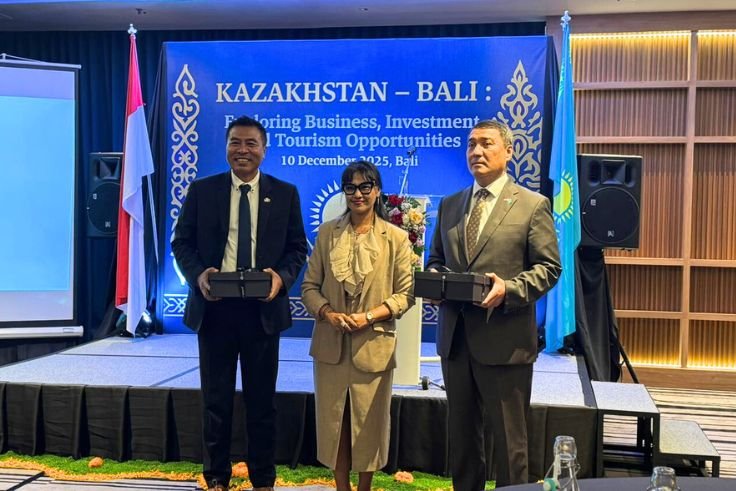 Konsul Kehormatan Kazakhstan di Bali, I Putu Winastra (kiri), dan Duta Besar Kazakhstan untuk Indonesia, Serzhan Abdykarimov (kanan).