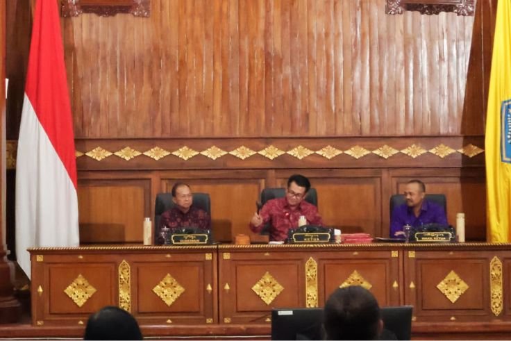 Gubernur Bali Wayan Koster bersama pimpinan dan anggota DPRD Provinsi Bali saat Rapat Paripurna pengesahan enam Perda strategis di Ruang Wiswasabha Utama, Kantor Gubernur Bali, Senin (29/12/2025).