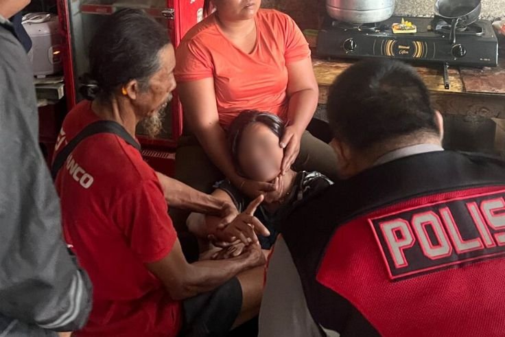 Sejumlah warga menenangkan NKPA (39) di Jembatan Tukad Bangkung, Desa Pelaga, Petang, Badung, Minggu (14/12/2025), setelah percobaan bundir berhasil digagalkan.