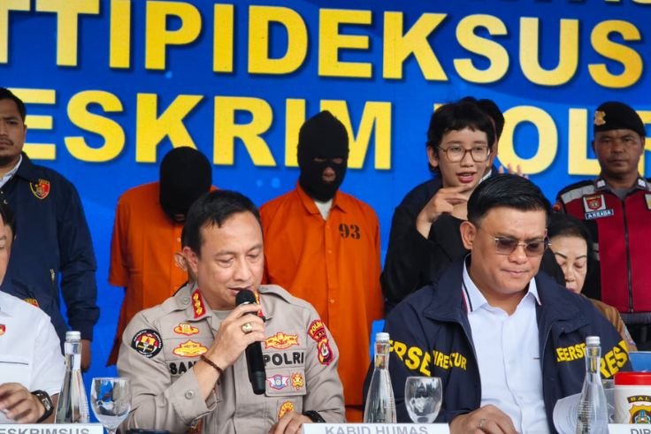 Bareskrim Polri saat konferensi pers pengungkapan kasus impor ilegal pakaian bekas bernilai miliaran rupiah.