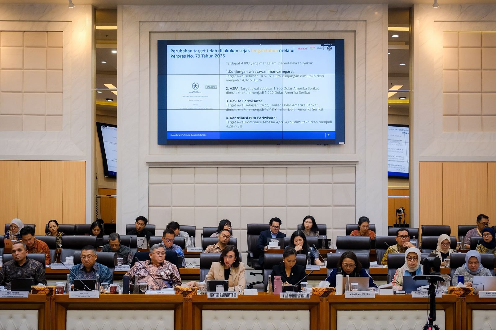 Menteri Pariwisata menyampaikan capaian pariwisata nasional 2025 sekaligus memaparkan arah kebijakan dan program kerja Kementerian Pariwisata tahun 2026 dalam rapat bersama Komisi VII DPR RI di Jakarta.