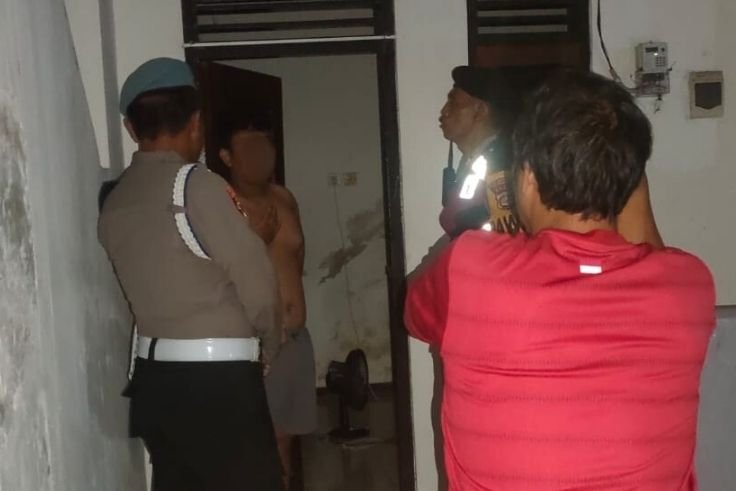 Petugas Polsek Denpasar Selatan saat mendatangi rumah kos di wilayah Sidakarya, Denpasar Selatan, usai menerima laporan 110 terkait dugaan percobaan bunuh diri, Selasa (6/1/2026) dini hari.