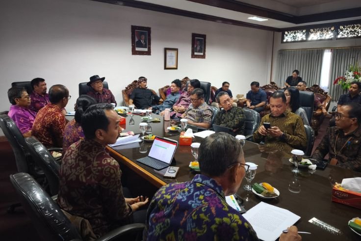 Pansus TRAP DPRD Provinsi Bali menggelar Rapat Dengar Pendapat (RDP) di Gedung DPRD Bali.