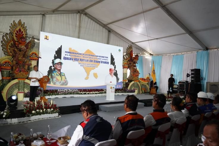 Gubernur Bali Wayan Koster melakukan peletakan batu pertama (ground breaking) pembangunan Jalan Shortcut Singaraja–Mengwitani Titik 9 dan 10 di Desa Gitgit, Kecamatan Sukasada, Kabupaten Buleleng, Rabu (7/1/2026).