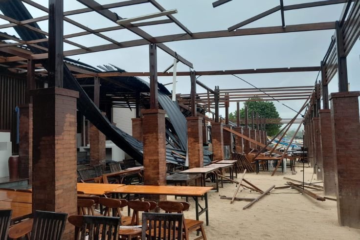 Angin kencang sebabkan kerusakan atap sejumlah kafe di kawasan Pantai Jimbaran pada Kamis (8/1/2026).