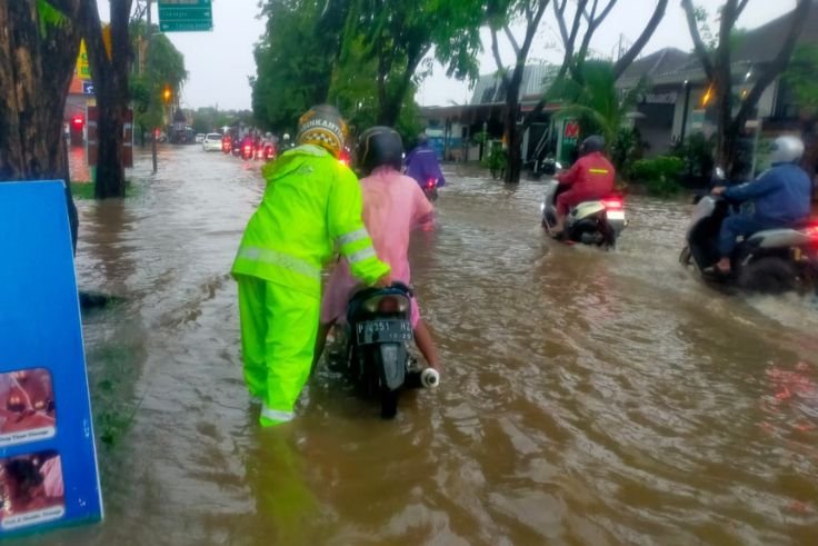 Kondisi genangan air akibat hujan deras di wilayah Kuta Selatan, Kamis (8/1/2026).