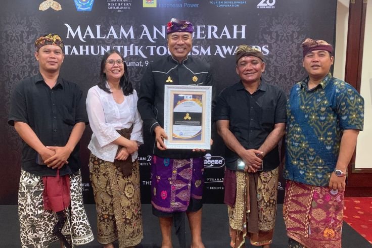 Owner De Klumpu Bali, I Putu Winastra, menerima penghargaan Tri Hita Karana Tourism Award.