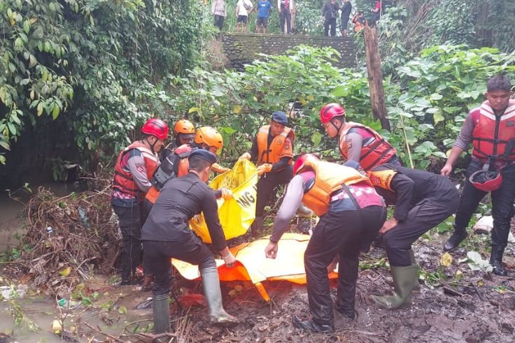 Tim SAR gabungan mengevakuasi jasad Ni Ketut Menuh (72) yang ditemukan meninggal dunia di aliran sungai kawasan Luk-Luk, Kecamatan Mengwi, Badung.