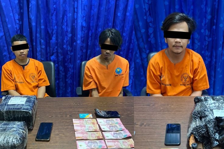 3 pemuda tersangka peredaran narkotika jenis ganja diamankan petugas BNN Provinsi Bali saat pengungkapan dua jaringan di awal tahun 2026.